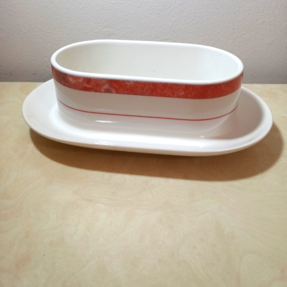 Villeroy And Boch Pristine Siena Gravy Boat With Attached Plate